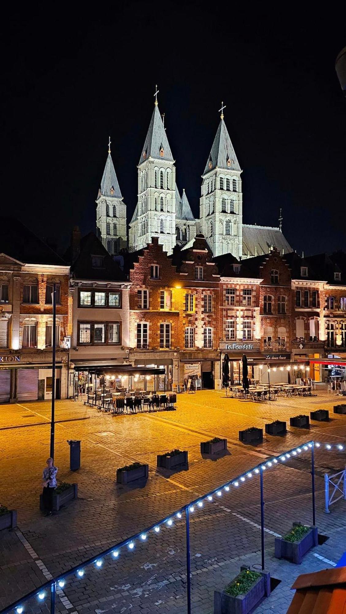 Agora Tournai Wellness Suites 3 Appartements Touristiques Sur La Grand-Place Luaran gambar